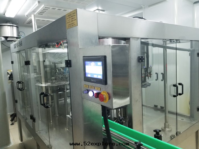 全(quán)封(fēng)閉瓶(píng)裝(zhuāng)水(shuǐ)灌裝(zhuāng)機(jī)