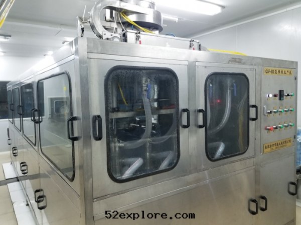 全(quán)封(fēng)閉桶(tǒng)裝(zhuāng)水(shuǐ)灌裝(zhuāng)機(jī)